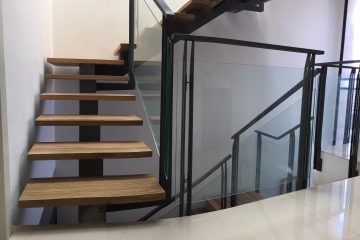 מדרגות קורה מרכזית