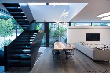 מדרגות משוננות ופלדה מכופפת